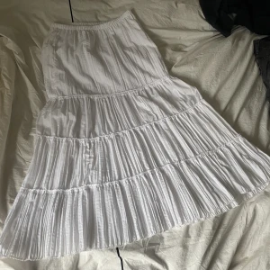 Vit maxikjol - Helt ny vit maxikjol! Säljer eftersom jag har 3 stycken!💗 super bekväm och passar på någon som är runt 165! 💗storlek Xs-s