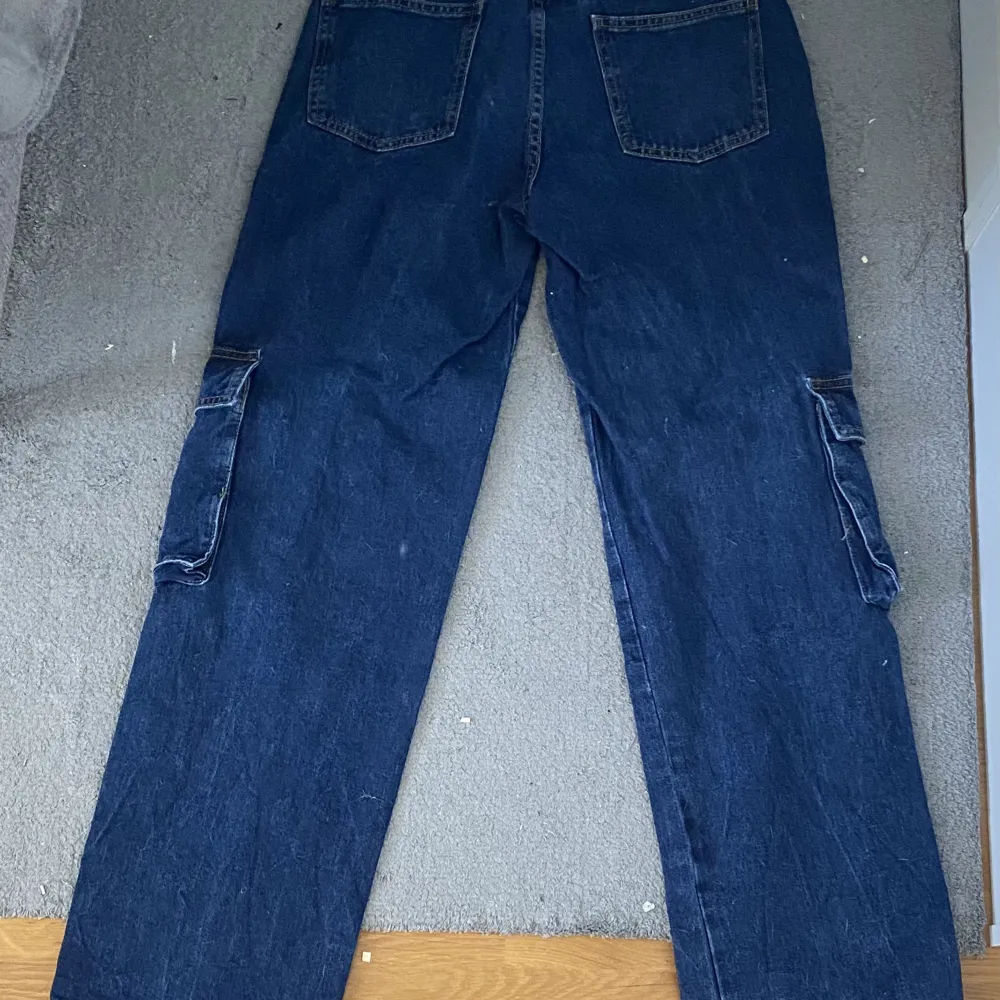 jeans strl M baggy y2k cargo, NY aldrig använts . Jeans & Byxor.