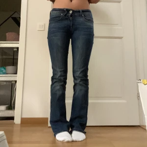 Lågmidjade jeans - Säljer ett par så snygga lågmidjade jeans från G-star! Storlek 26/32, pris kan diskuteras vid snabb affär💕