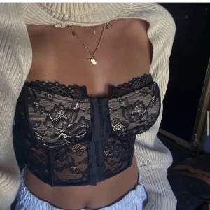 Byanastasia korsett - Säljer min snygga spetstopp från byanastasia , använd fåtal gånger. 