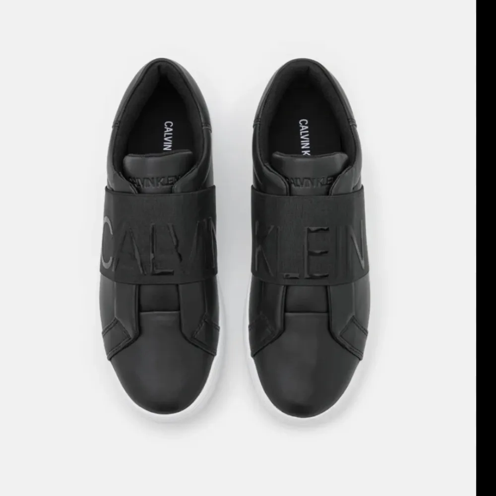 Säljer Mina svarta Calvin Klein skor som är sparsamt använda, slutsålda på nätet. Skor.