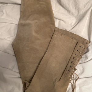 Äkta mockabyxor🤎 - Superfina äkta mockabyxor🤎 Säljer då de inte passar mig superbra men tyckte att någon annan förtjänade dessa otroliga byxor🌟 Ett par mindre fläckar men inget som inte kan gå bort🫶 Måste kemtvättas💕