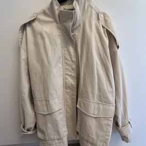 Vårjacka - Oanvänd vårjacka / trenchcoat. 