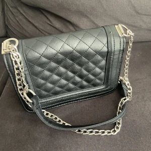 Väska - Säljer en fin väska som ej kommit till användning, bra skick. 150 kr plus frakt 