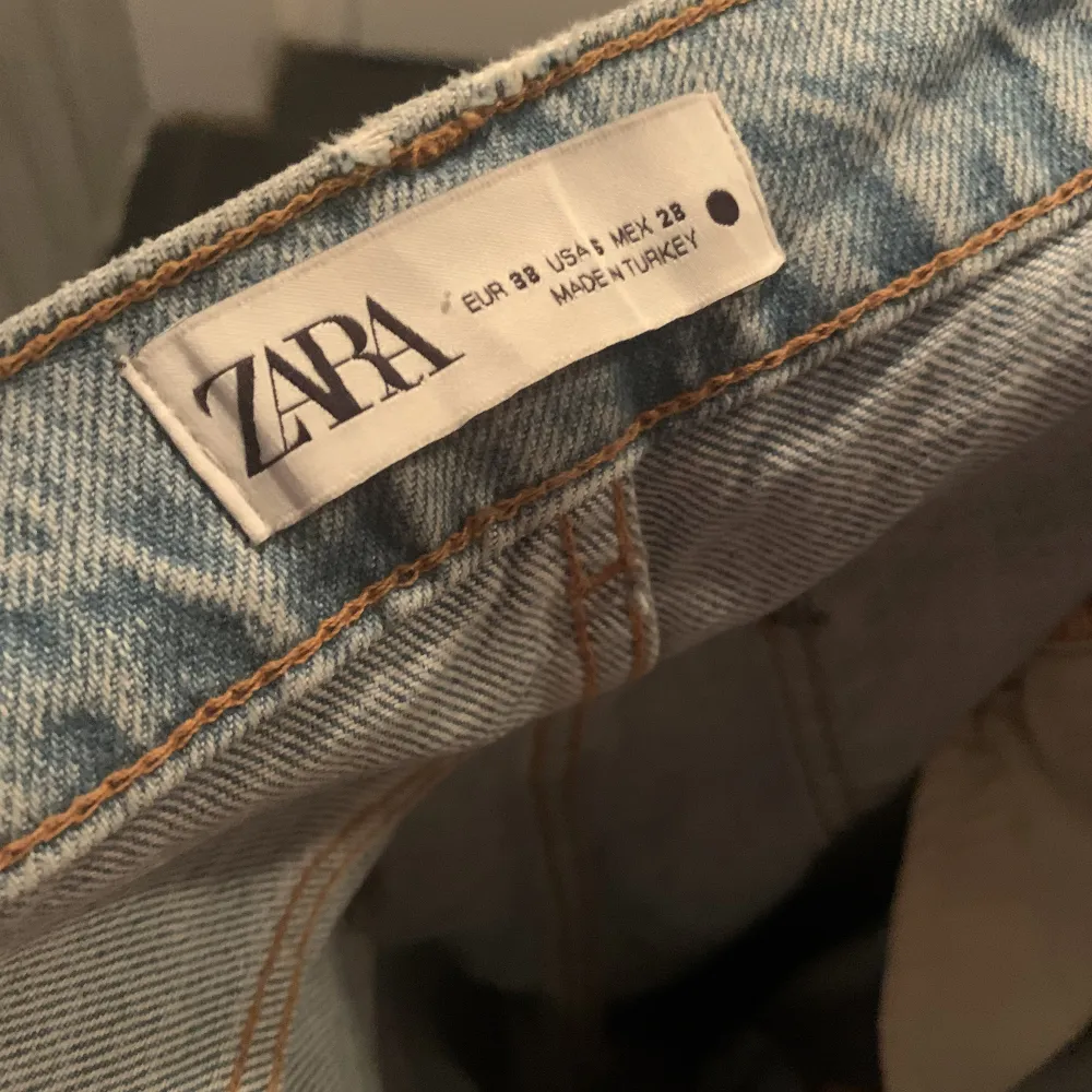 Ljusblå jeans med hål på knäna ifrån zara!🤩. Jeans & Byxor.