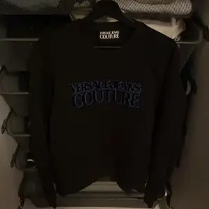 Versace Jeans Couture sweatshirt i bra skick. Säljer på grund av att den inte passar längre. Storlek M