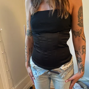 Cool korsett topp 2000s - En korsett liknade topp från 2000-talet  Dragkedja på sidan samt en gullig rosett man knyter på ryggen. Jag har storlek xs-s Köparen betalar frakten på 66kr Postnord spårbart  