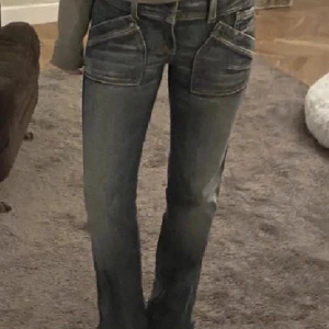 Disel jeans - Säljer ett par skitsnygga disel jeans! Sparsamt andvända💕bra skick, men lite slitna längst ner vid hälen. passar bra på mig som brukar ha 24-25 i midjan fas då är dem lite stora men det syns inte så mycket att dem är lite förstora❤️w28 l34