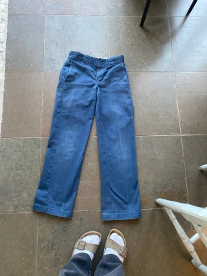 Dickies, 26 30 - snygga straight fit dickies som. har blivigt för små. något litet hål som finns på bild 3