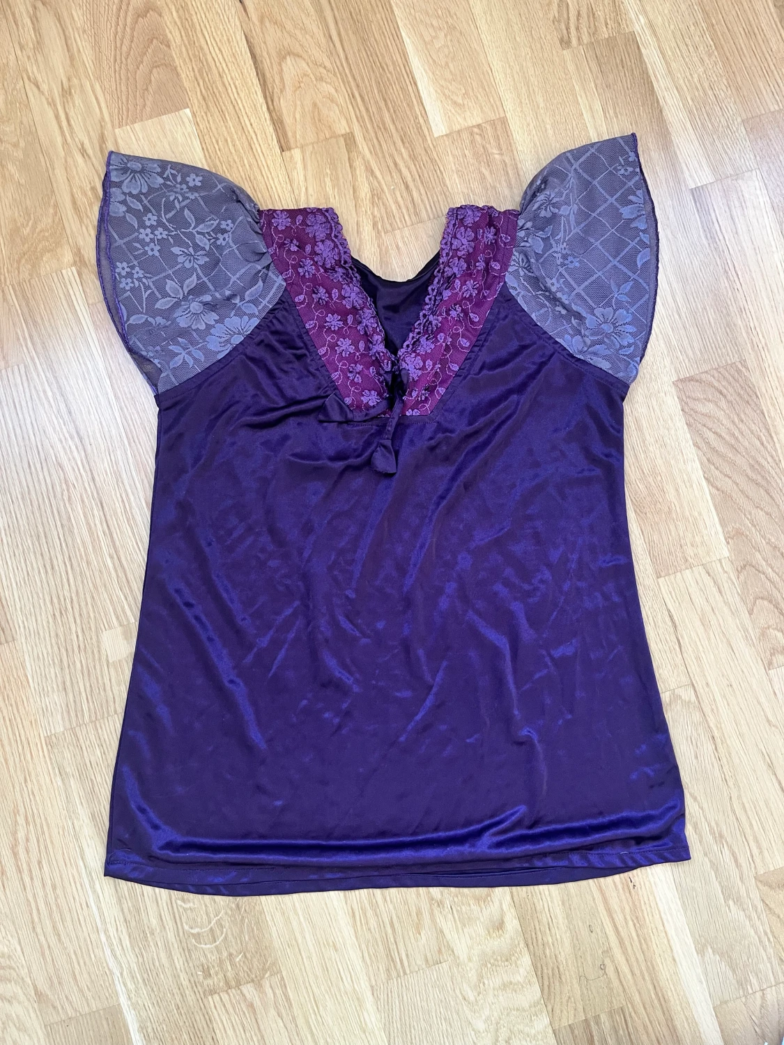 lila tröja med spets