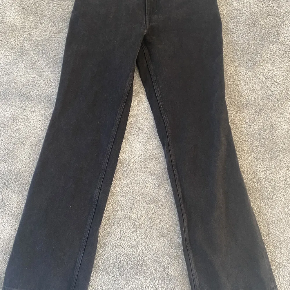 Svarta jeans från monki som är typ boot cut och ganska höga i midjan, dem är alldeles för små för mig och därför aldrig använda. Jeans & Byxor.