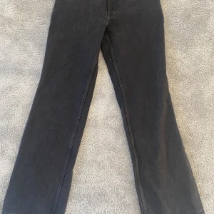 Svarta jeans - Svarta jeans från monki som är typ boot cut och ganska höga i midjan, dem är alldeles för små för mig och därför aldrig använda