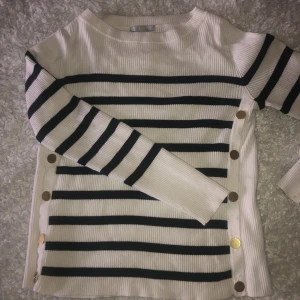 Långärmad tröja  - En långärmad randig tröja men knappar inköpt på hm. Använd sparsamt. 