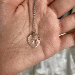 Regalrose halsband  - Helt nytt halsband i orginaltrogen förpackning från märket Regal Rose.  Material: 925 sterling silver  Fjärilen på halsband reflekterar i olika färger kolla videon för att se tydligare <3