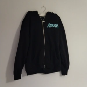 Oversized hoodie - Oversized hoodie (Medium). Den är från new yorker. Använd få gånger. Ett tryck på fram sidan och backsidan. 