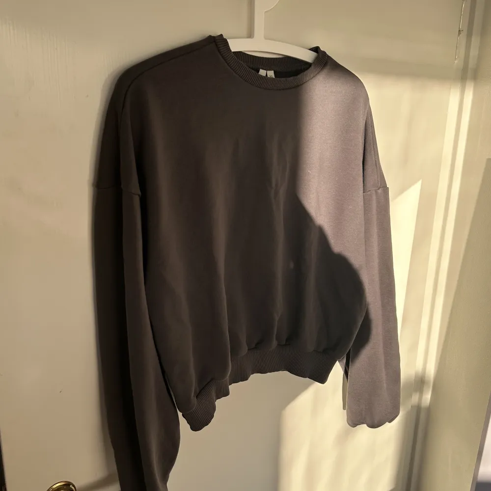 mörkgrå sweatshirt från ”NLY TREND”  använd endast ett par gånger . Hoodies.