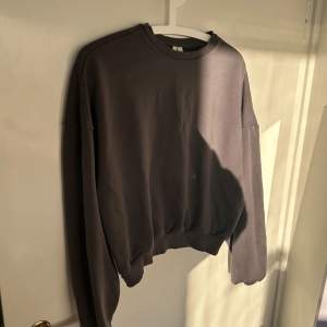 mörkgrå sweatshirt från ”NLY TREND”  använd endast ett par gånger 