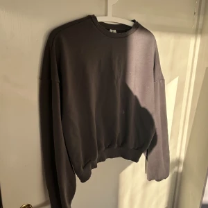 grå sweatshirt - mörkgrå sweatshirt från ”NLY TREND”  använd endast ett par gånger 