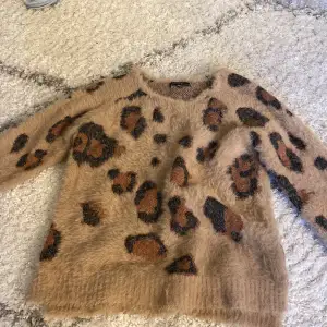 Jätte fin leopardmönstrad tröja i jätte bra skick 👌 