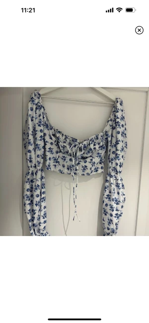 Blommig blus - Säljer denna såå fina blommiga toppen som är oanvänd 💙