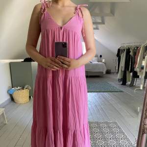 Jättefin rosa långklänning ifrån Zara! Jag är 168cm lång☺️