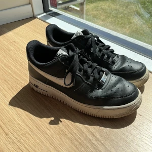 Nike air force 1 - Storlek 41 Lite sliten inuti vid höger häl Annars rätt så fina utanpå 