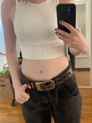 Sommarlinne ribbat  - En vit/lite vaniljfärgad kroppad tröja. Perfekt för sommaren!!💓💓 