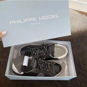 Säljer mina svarta Philippe Model skor i storlek 40. Bara använda ett fåtal gånger, helsvarta skosnören + skolåda medföljer. Pris kan diskuteras vid snabb affär❤️
