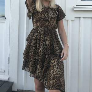 Säljer denna snygga klänning då den inte kommer till användning längre, bra skick!!🫶🏼 skriv för fler bilder 