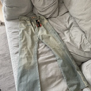 vintage jeans - vintage jeans i ljus snygg tvätt, tyvärr var de för små i midjan för mig så kunde inte behålla de, jag har oftast 38 i midjan.