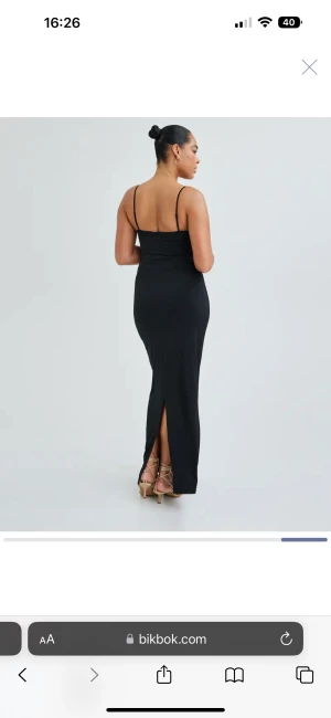 Bikbok klänning  - Hej säljer denna klänning då den inte kommer komma till användning och den är helt slutsåld💗