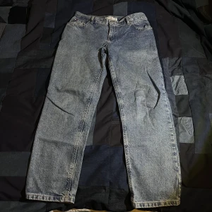 Tommy Hilfiger jeans - Regular/straight model. Midja 30/32 innerlår: 72cm och totallängd 100cm. Dm vid frågor och intresse:)