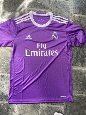 Real Madrid 16/17 lila fotbollatröja  - ⚽️🟣Säljer denna ikoniska Ronaldo Noodle hair tröjan⚽️💜kvalite 9,5 ställ gärna frågor🤝!