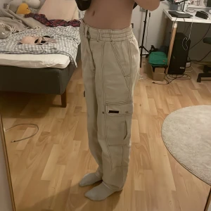 Vita Cargo byxor  - vita cargo byxor från Urban Outfitters jag köpt i USA!! aldrig använt. jag är 175 cm och midja runt 73. Nypris va runt 800 💗