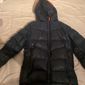 Helly hansen dunjacka  - Säljer den för den kommer inte till användning, den var två små hål. Fler bilder privat 💕