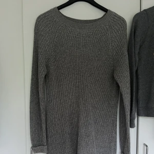 Grå stickad klänning - Grå stickad klänning från Zalando i storlek S/M