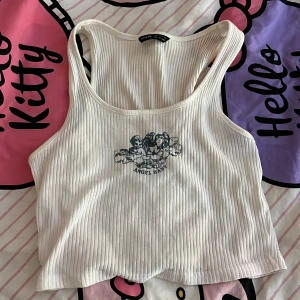 Angel baby vit top - S - Skön fon top perfekt för det varma sommarvädret! Säljer för att det inte längre är min stil. Inga fläckar och är inte sönder. Klicka på köp om du vill ha, kontakta om du har frågor!