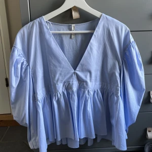 Blus från zara - Säljer denna söta och super fina blusen/toppen. Använd inte köp direkt funktionen