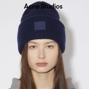 Acne mössa - Säljer acne mössa 500kr marinblå använd men i gott skick Bud just nu: 760kr