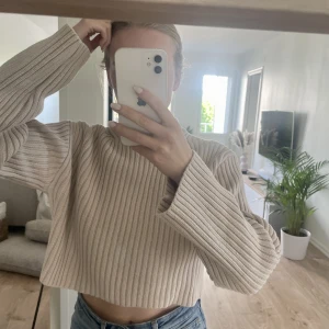 Stickad tröja från H&M - Oanvänd tröja  Lite kortare i modellen 