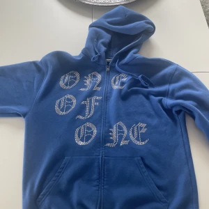 ONE OF ONE - ONE of one tröja, storlek m, Bara använd några fåtal gånger så tröjan är i mycket gott skick, 