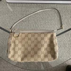 Säljer min Gucci baguette bag, köpt på Vestiarie collective. Färgen är åt det guldiga hållet.   I jättefint skick, tyvärr har en del av dragtappen gått av, men den fungerar precis som vanligt ändå (se bild)  Dustbag finns.