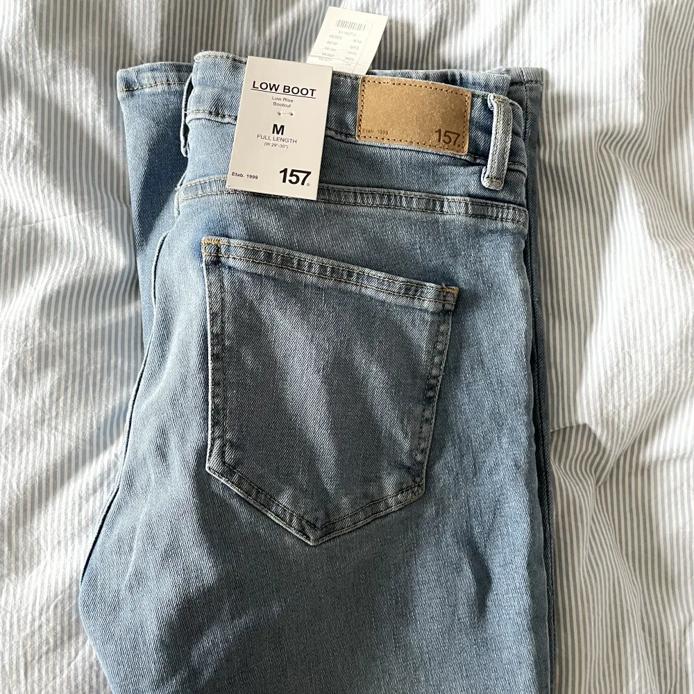 Lågmidjade bootcut jeans från Lager 157, aldrig använda pga att de är för stora i midjan för mig. Annars superfina, stretchiga och perfekt färg till sommaren!🌸Jag är 178 och de är långa på mig 💕. Jeans & Byxor.