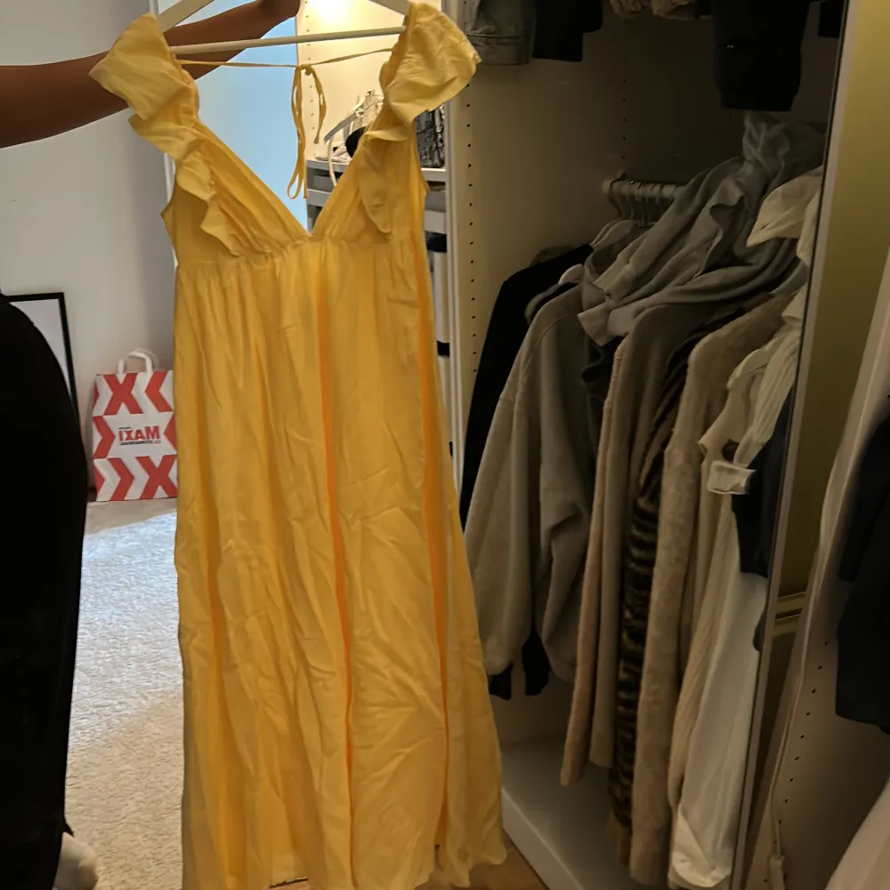Jättesöt långklänning från hm i storlek 38 men passar även 36 skulle jag säga💛 aldrig använd, prislapp finns kvar. Klänningar.