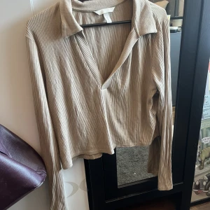 Ribbad topp - Beige ribbad topp som är croppad. Köparen står för frakten!