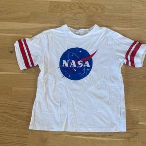 NASA t-shirt, säljer för att den är för liten