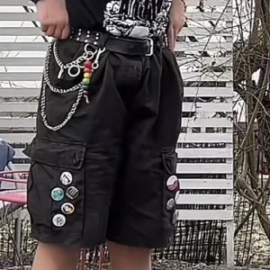 Svarta shorts  - Svarta shorts // avklippta byxor. Stora men passar nog de flesta med ett skärp. Snyggt att sätta lins på fickorna!! (Se bild ett) 