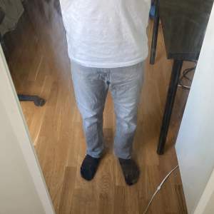Bra skick, snygga gråa jeans perfekta till sommarn
