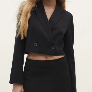 Croppad kavaj stradivarius  - Croppad kavaj från Stradivarius i storlek M. Jag är vanligtvis en storlek S. 