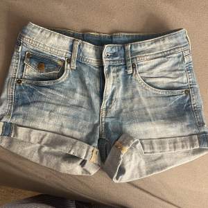 Ett par jätte fina låg midjade jeans shorts säljer då de inte passar hör av er om ni har några frågor 